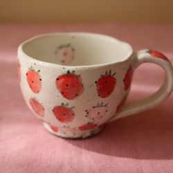 粉引き赤とピンクのイチゴの丸カップ 2枚目の画像