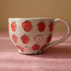 粉引き赤とピンクのイチゴの丸カップ 1枚目の画像