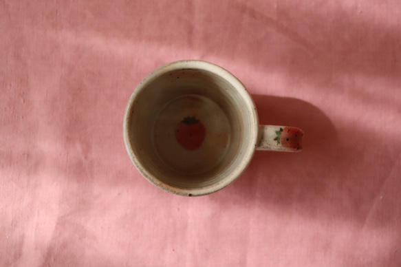 粉引き赤とピンクのイチゴの少し小さめカップ 3枚目の画像