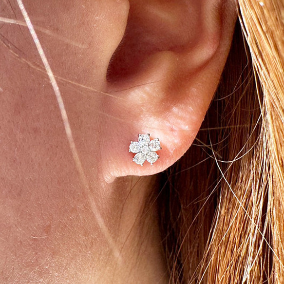 K18　フラワー　ダイヤモンドピアス　0.36ct　18金　花　flower　華　ファッション　アクセサリー 2枚目の画像