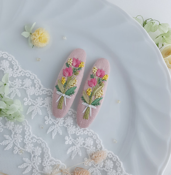 大人可愛い 春の花束 刺繍パッチンピン　春ヘアピン　チューリップパッチンピン　ミモザパッチンピン 3枚目の画像
