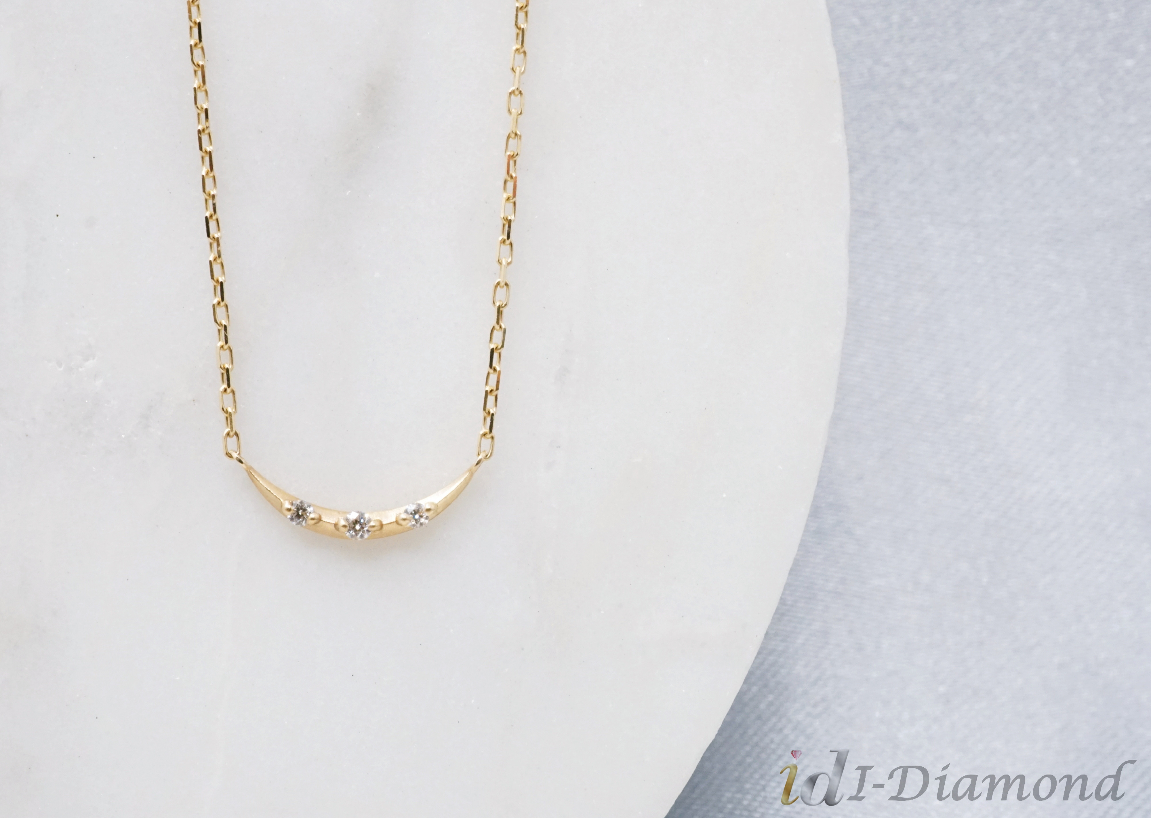 DARIO スマイリング カーブ ダイヤモンド ネックレス