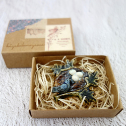 大人可愛い陶器のブローチ(青い鳥とたまご) 1枚目の画像
