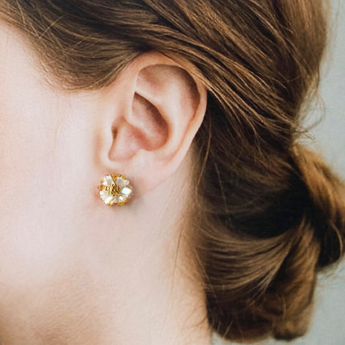 ホワイトシェルフラワーピアス/イヤリング ピアス（スタッド・一粒