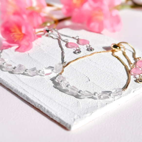 -風雅-  ローズクォーツと揺れる桜の花びらブレスレット 2枚目の画像