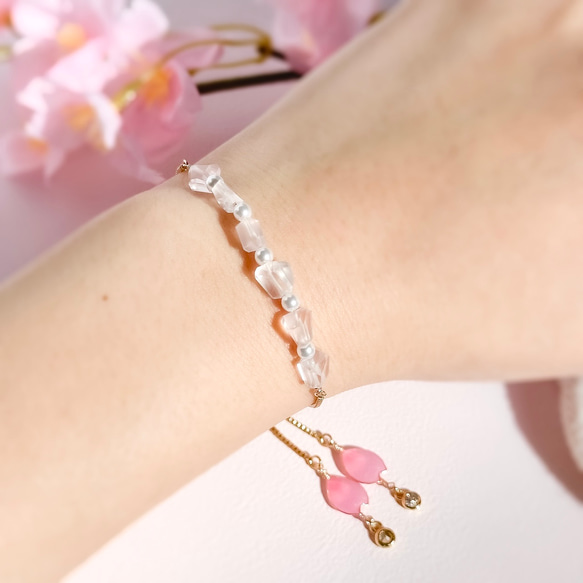 -風雅-  ローズクォーツと揺れる桜の花びらブレスレット 4枚目の画像