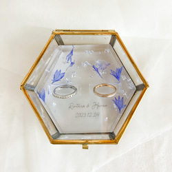 矢車草の花びらと銀箔のレジンリングピロー×ゴールドガラスケース 7枚目の画像