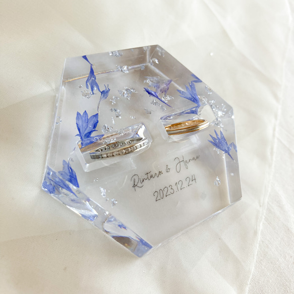 矢車草の花びらと銀箔のレジンリングピロー×ゴールドガラスケース 3枚目の画像