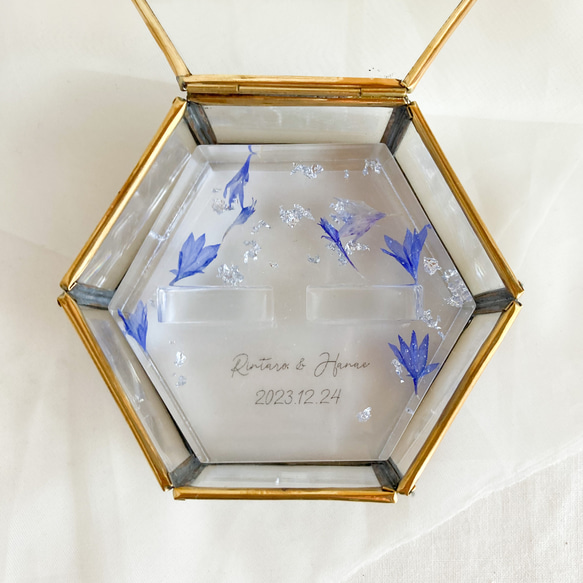 矢車草の花びらと銀箔のレジンリングピロー×ゴールドガラスケース 5枚目の画像