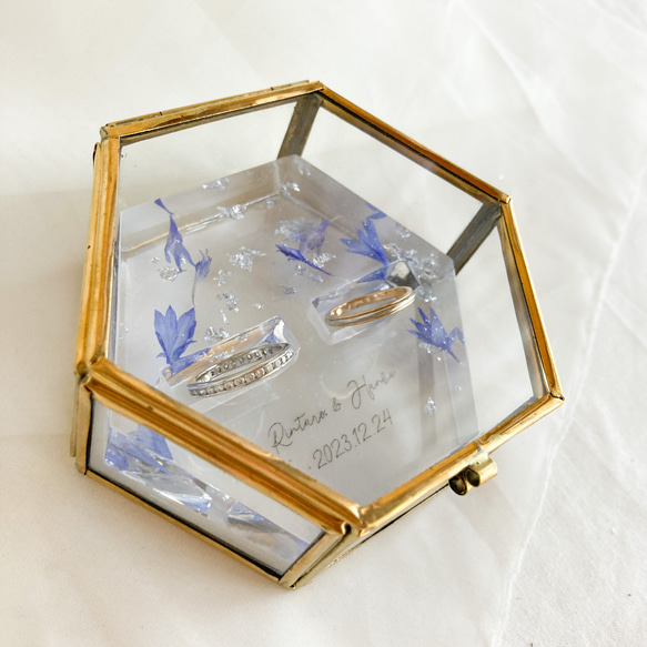 矢車草の花びらと銀箔のレジンリングピロー×ゴールドガラスケース 8枚目の画像