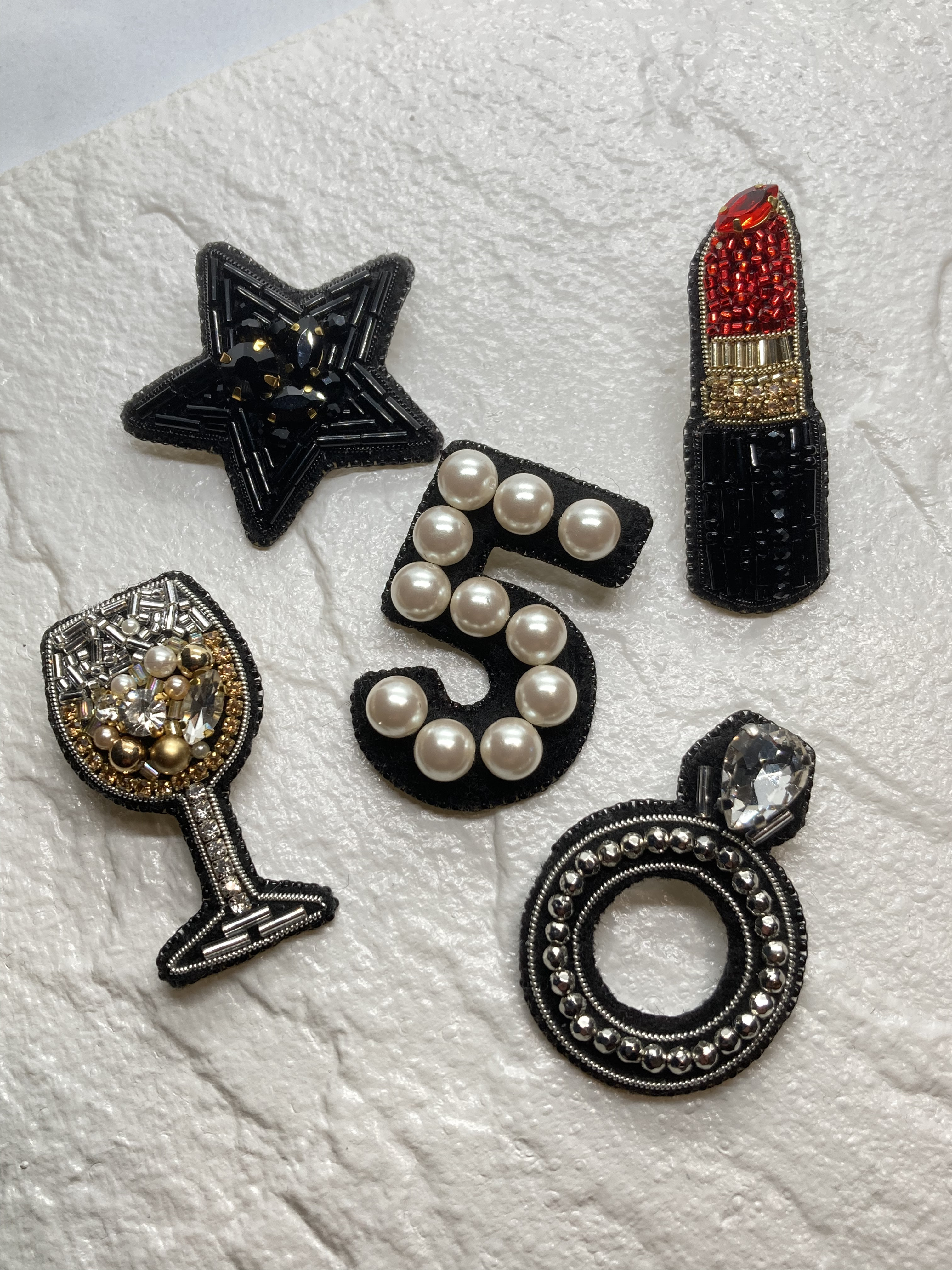 ビーズ刺繍ブローチ クール №5 モチーフ 数字 5 パール ブローチ