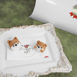 [Creema Limited] - 母親節限定 - Mayu 柴犬親子胸針組（紅柴犬、黑柴犬、白柴犬）含枕盒和迷你康乃馨 第16張的照片