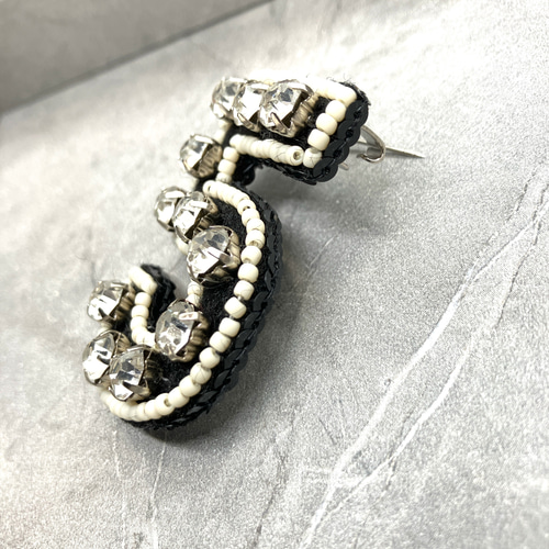 ビーズ刺繍ブローチ クール №5 モチーフ 数字 5 ガラスビジュー
