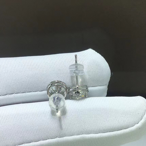 newデザイン】輝くモアサナイト ピアス K18WG ピアス（スタッド・一粒  