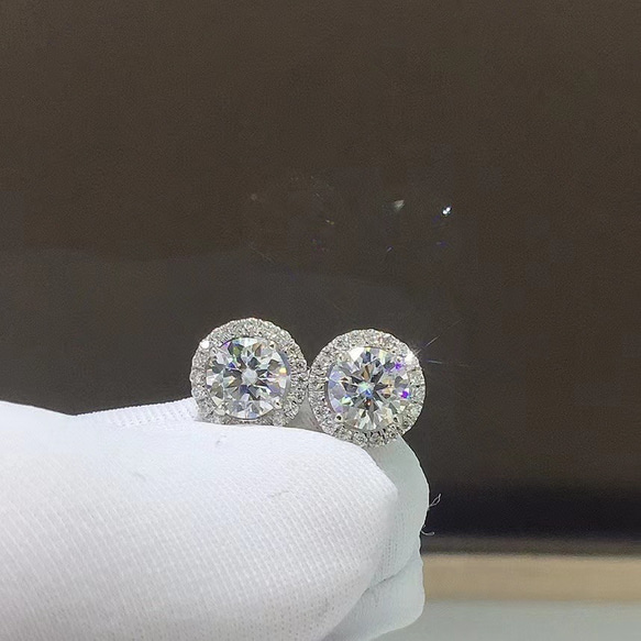 newデザイン】輝くモアサナイト ピアス K18WG ピアス（スタッド・一粒 