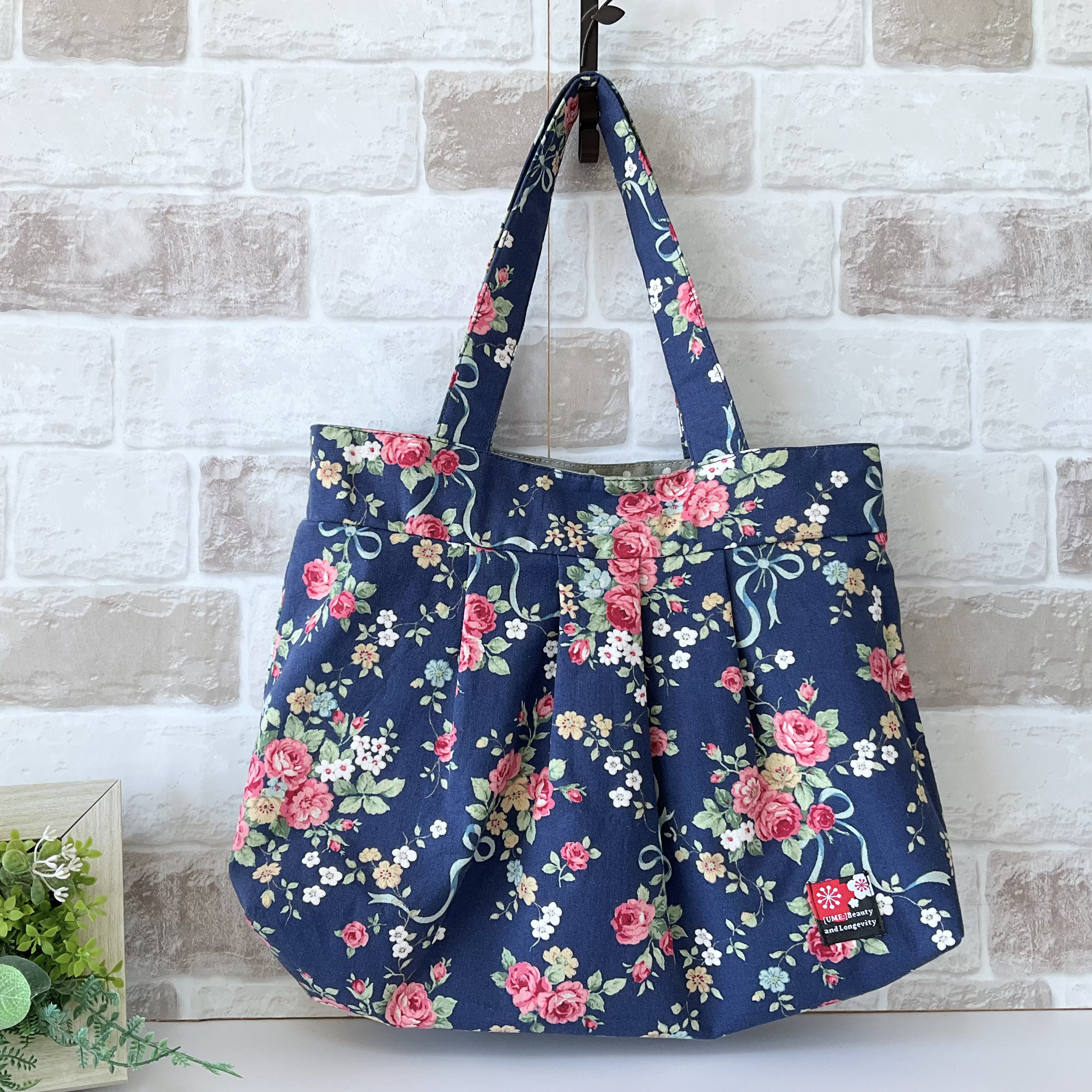 【ファスナー付きMサイズ】ローズとリボン柄　綿麻グラニーバッグ　ネイビー　<通勤バッグにおすすめ>