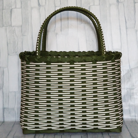 大きめかごバッグ モスグリーン x ミルクホワイト 《クラフトバンド