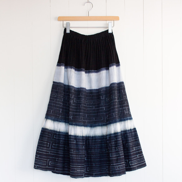 モン族藍染めヘンプロングスカート 3　カジュアルなエスニックスカート*82cm丈*民族古布 1枚目の画像