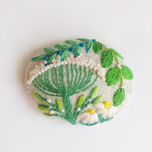 ハンドメイド刺繍ブローチ(花) - メルカリ