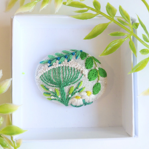 ハンドメイド刺繍ブローチ(花) - メルカリ