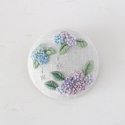 あじさいの花と雫　手刺繍ブローチ　［受注制作］ 1枚目の画像