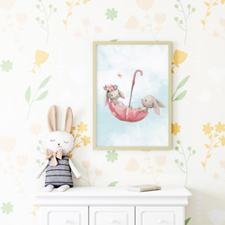 うさぎのポスター　/ i1222 / 傘で空を舞うウサギ　うさぎや鹿の親子　子供部屋に　キッズポスター 6枚目の画像