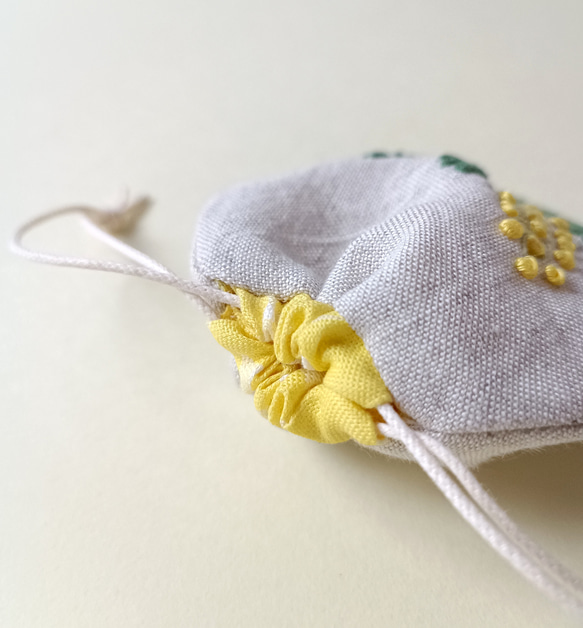 ちいさなぽこぽこミモザ刺繍のまんまるリネン巾着袋（SSサイズ）【受注生産】 8枚目の画像