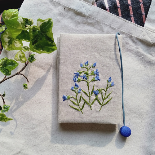 少女復古学院のパッチワークの刺繍の文字のカバーカバー 文庫本刺繍の布のブックカバー（カンパニュラ） ブックカバー