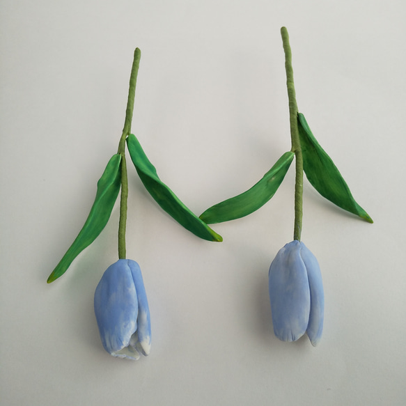 粘土の春色チューリップ 2輪セット 淡いブルーの花びらの樹脂粘土花　送料無料 9枚目の画像