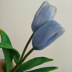 粘土の春色チューリップ 2輪セット 淡いブルーの花びらの樹脂粘土花　送料無料 13枚目の画像