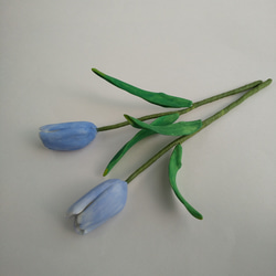 粘土の春色チューリップ 2輪セット 淡いブルーの花びらの樹脂粘土花　送料無料 5枚目の画像