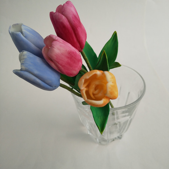 粘土の春色チューリップ 2輪セット 淡いブルーの花びらの樹脂粘土花　送料無料 16枚目の画像
