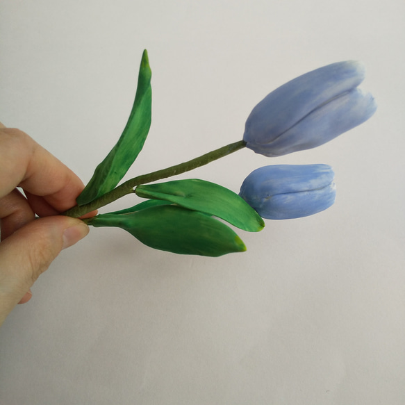 粘土の春色チューリップ 2輪セット 淡いブルーの花びらの樹脂粘土花　送料無料 2枚目の画像