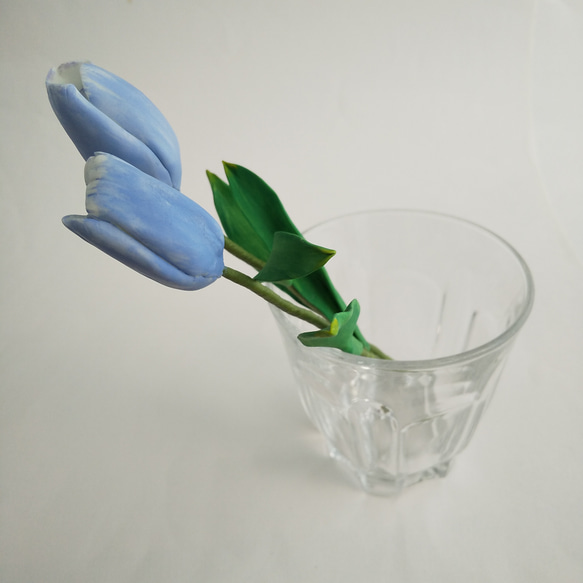 粘土の春色チューリップ 2輪セット 淡いブルーの花びらの樹脂粘土花　送料無料 15枚目の画像