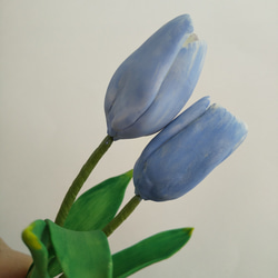 粘土の春色チューリップ 2輪セット 淡いブルーの花びらの樹脂粘土花　送料無料 10枚目の画像