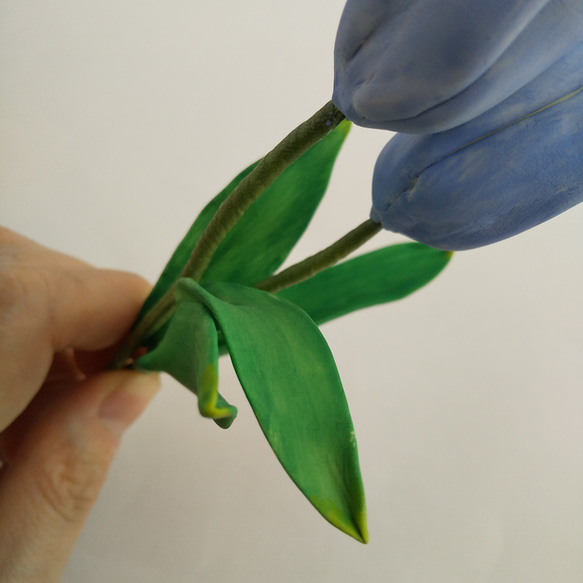 粘土の春色チューリップ 2輪セット 淡いブルーの花びらの樹脂粘土花　送料無料 11枚目の画像