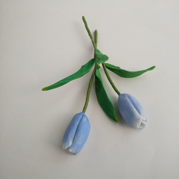 粘土の春色チューリップ 2輪セット 淡いブルーの花びらの樹脂粘土花　送料無料 4枚目の画像