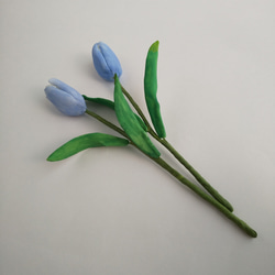 粘土の春色チューリップ 2輪セット 淡いブルーの花びらの樹脂粘土花　送料無料 6枚目の画像