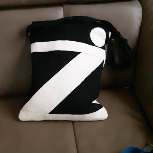 パッチワークバッグ　パッチワークアップリケバッグ 花のアップリケのパッチワークキルトバッグ トートバッグ lilla