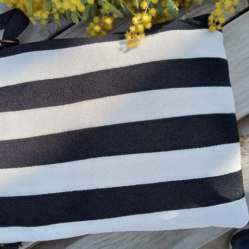 パッチワークバッグ　アップリケバッグ アップリケと刺繍のパッチワークキルトバッグ トートバッグ