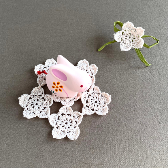手編み　満開の桃の花＊クロッシェレース♢ドイリー　ミニサイズ　淡いペールピンク　草木染め　ナチュラルなフレンチカントリー 8枚目の画像