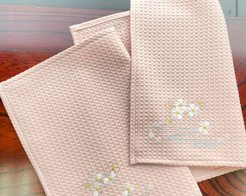 ご依頼品【ランチョンマット&ガーゼハンカチ】 桜と観世水 刺繍ランチョンマット 2枚セット その他インテリア雑貨 Le