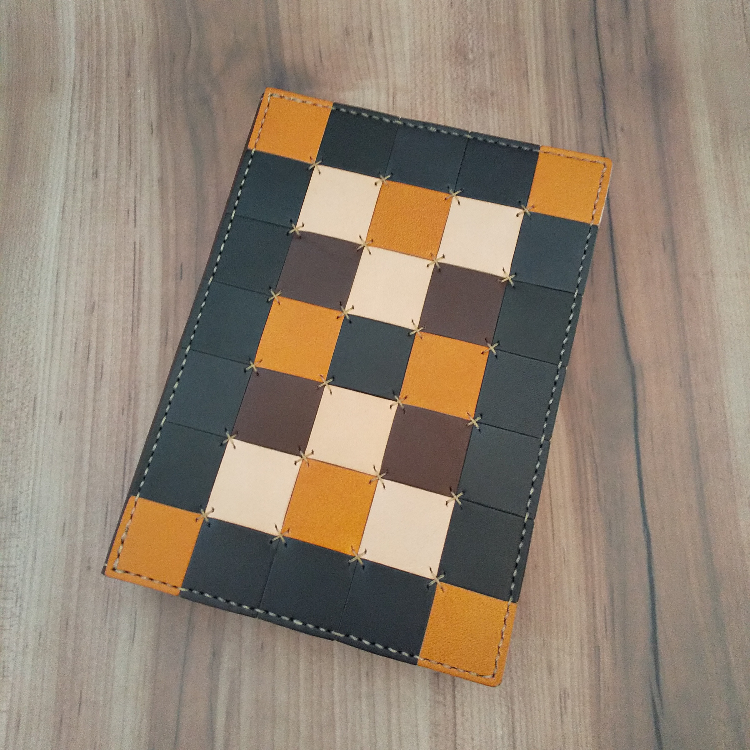 【1点もの】レザーのパッチワークによる文庫本サイズのブックカバー
