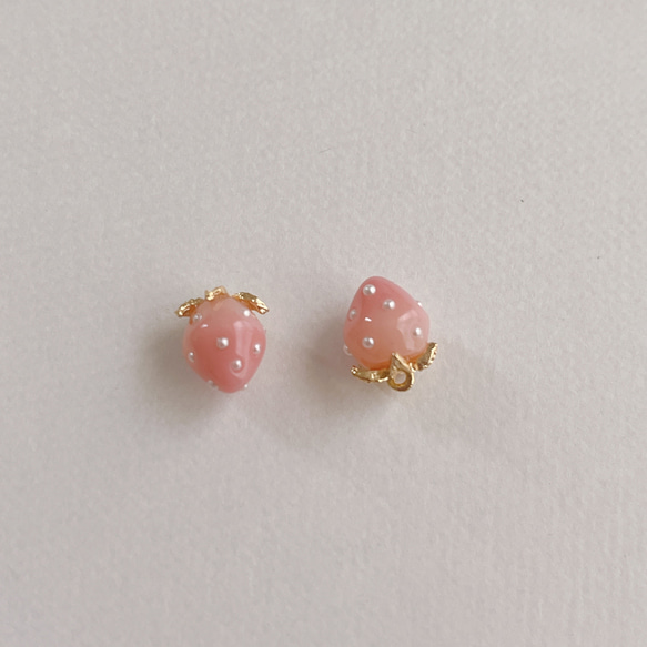 【２個】いちご　チャーム　ストロベリー　パーツ　DIY アクセサリー　ゴールド　素材　ピアス　イヤリング 2枚目の画像