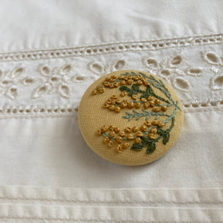ミモザの刺繍ブローチ 3枚目の画像