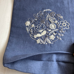 北欧風の植物刺繍の手提げ鞄 4枚目の画像