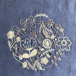北欧風の植物刺繍の手提げ鞄 3枚目の画像