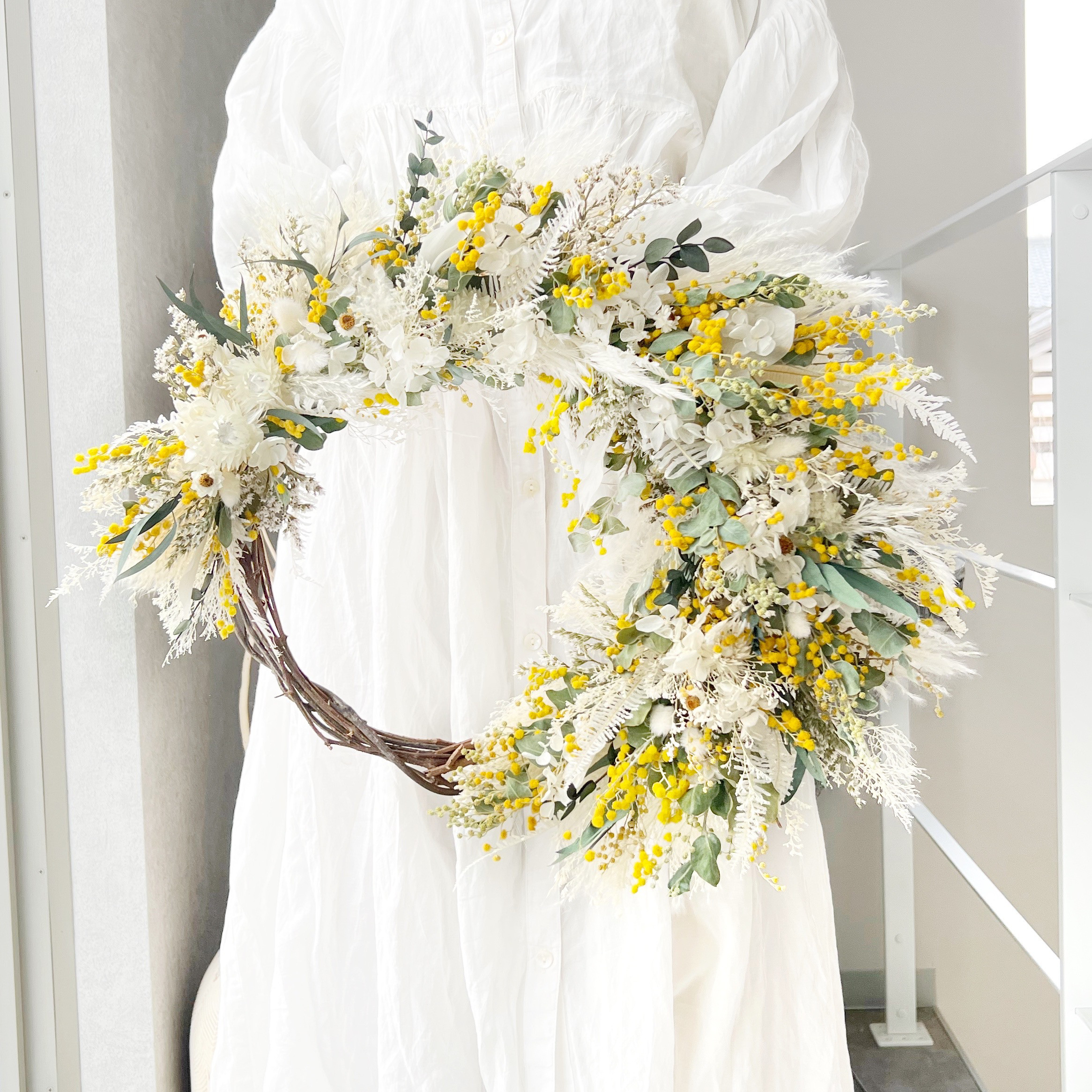 直径55cm  ミモザ　クレッセントリースXL　プリザーブドフラワー　ウェディング　結婚祝い　開店祝い　リースブーケ