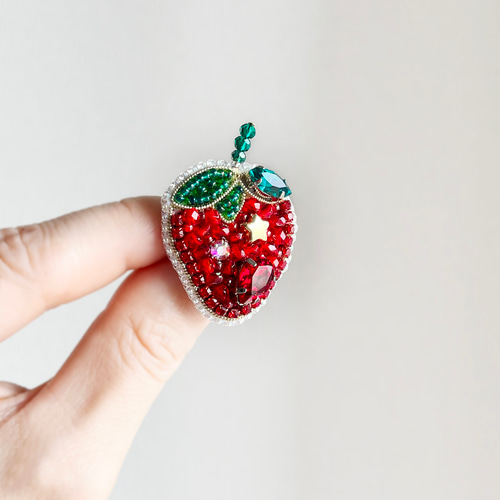 いちご いちご ビーズ 刺繍 ブローチ ハンドメイドアクセサリー いちごのかき氷のブローチ(ビーズ刺繍) ブローチ lupinus 通販