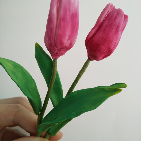 粘土の春色チューリップ 2輪セット 赤（濃いピンク）の花びらの樹脂粘土花　送料無料 10枚目の画像
